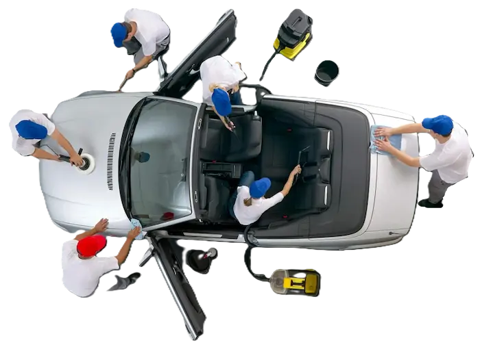 Echipa de tehnicieni care lucreaza la detailing auto